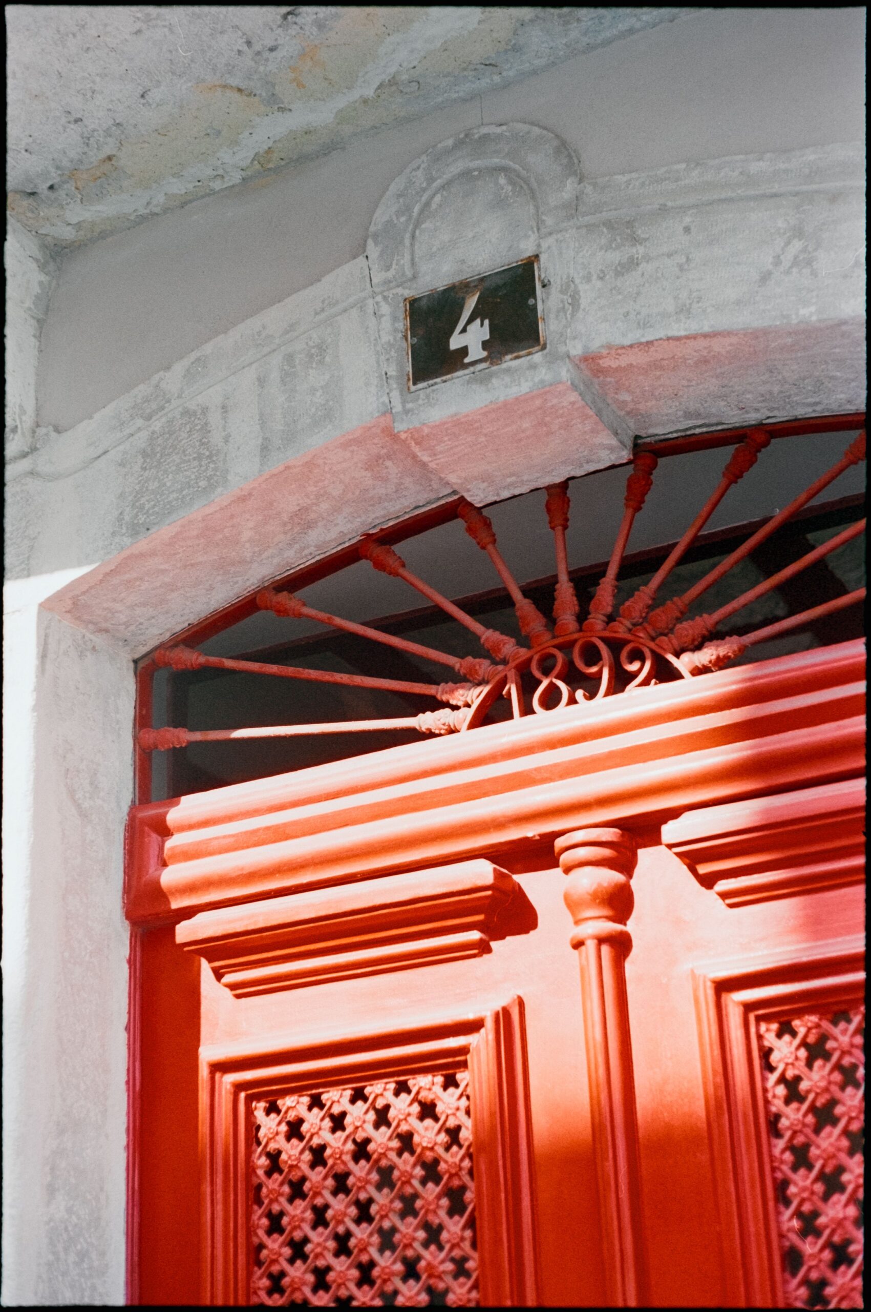 Verkoop Close-up of a vintage red door with intricate details, photographed in Lisbon, Portugal.