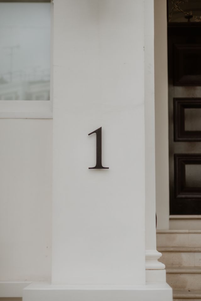 Verkoop Close-up of a London home's exterior featuring number 1 on a white column.